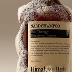 BOUQUET GARNI Nard Signature Shampoo lather in wet hair